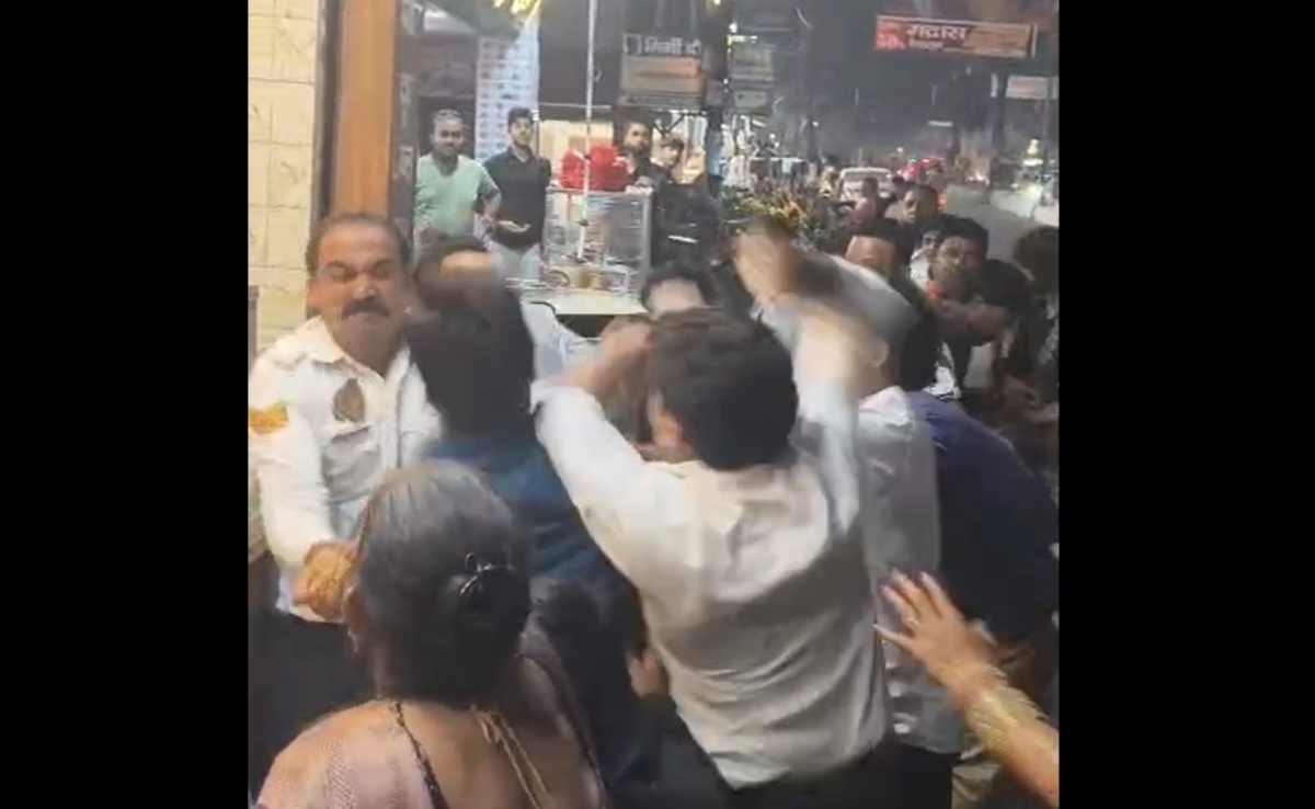 रांग साइड से आ रही गाड़ी रोकी तो दबंगों ने पुलिसकर्मी को धुना,वर्दी फाड़ी, बच्ची को कार में छोड़कर हुए फरार