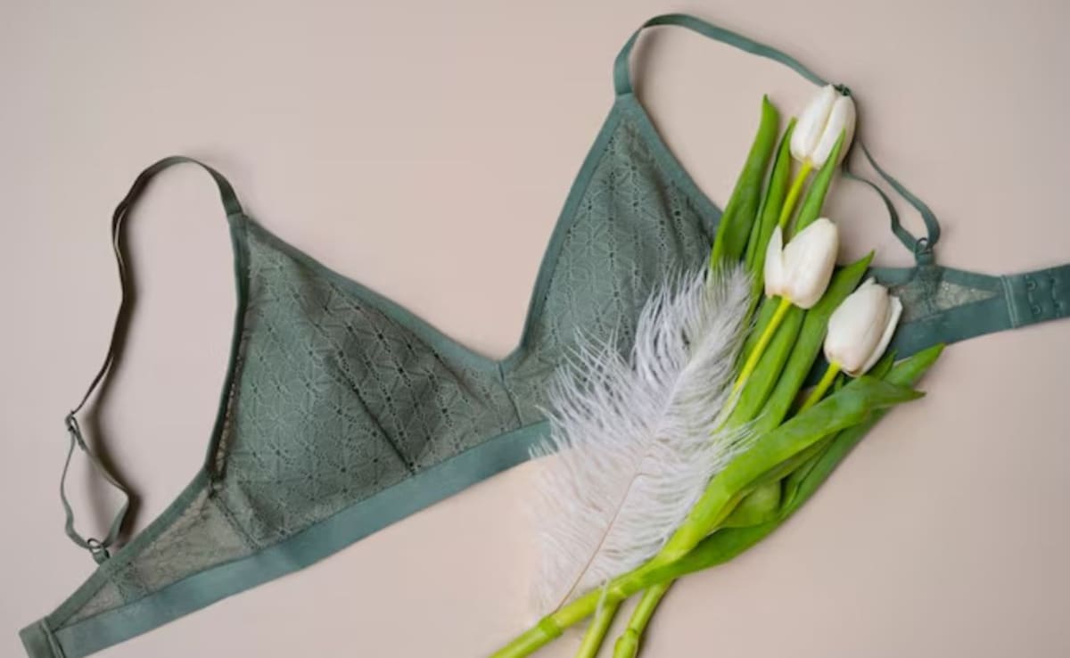 Air the bra out every night to freshen it. Photo: Freepik Air the bra out every night to freshen it. Photo: Freepik