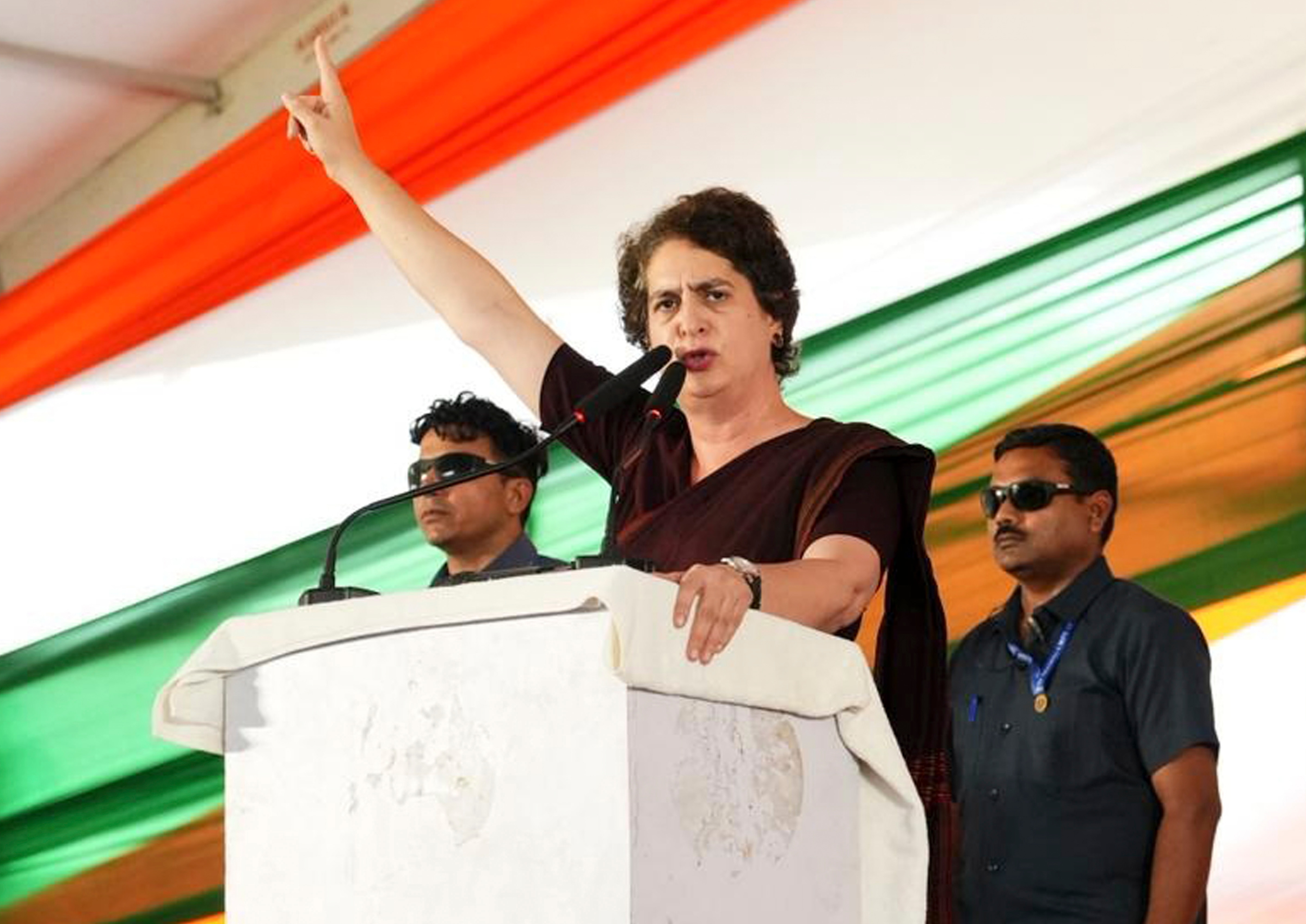 प्रियंका गांधी ने बीजेपी पर वोट चोरी का आरोप लगाते हुए कहा कि उसने 65 लाख मतदाताओं के नाम मतदाता सूची से हटा दिए हैं. प्रियंका गांधी ने बीजेपी पर वोट चोरी का आरोप लगाते हुए कहा कि उसने 65 लाख मतदाताओं के नाम मतदाता सूची से हटा दिए हैं.