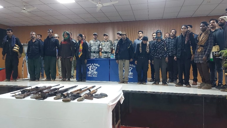 Gondia News: दरेकसा दलम खिळखिळा! 11 जहाल नक्षलवाद्यांचं आत्मसमर्पण; 89 लाखांचं होतं बक्षीस