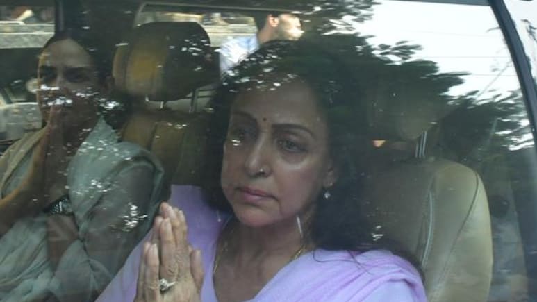 धर्मेंद्र को अंतिम विदाई देने के बाद हेमा मालिनी ने मीडिया के सामने जोड़े हाथ, वीडियो देख फैंस हुए इमोशनल