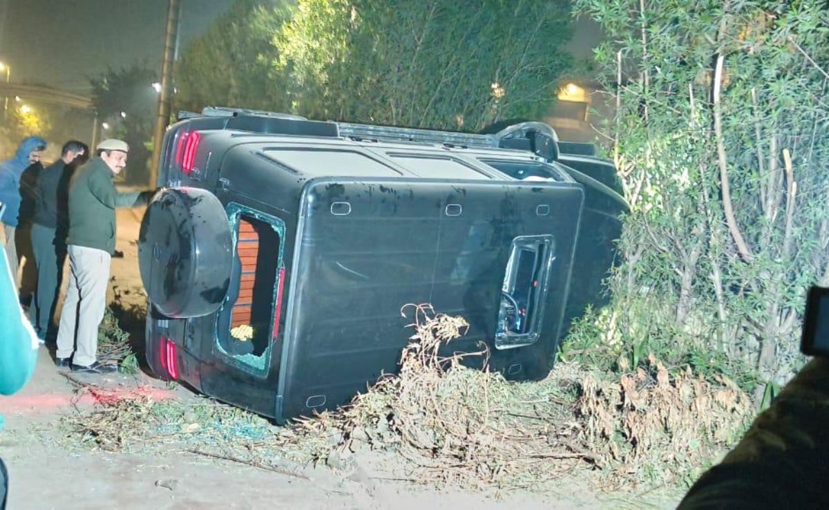 दिल्ली के वसंत कुंज में तेज रफ्तार मर्सिडीज ने 3 लोगों को टक्कर मारी, 1 की मौत