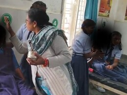 Kawardha: छात्रावास में तीन छात्राएं बेहोश, अस्पताल में ही झाड़-फूंक, दो डॉक्टरों के खिलाफ कारण बताओ नोटिस जारी