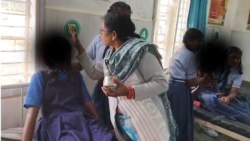 Kawardha: छात्रावास में तीन छात्राएं बेहोश, अस्पताल में ही झाड़-फूंक, दो डॉक्टरों के खिलाफ कारण बताओ नोटिस जारी