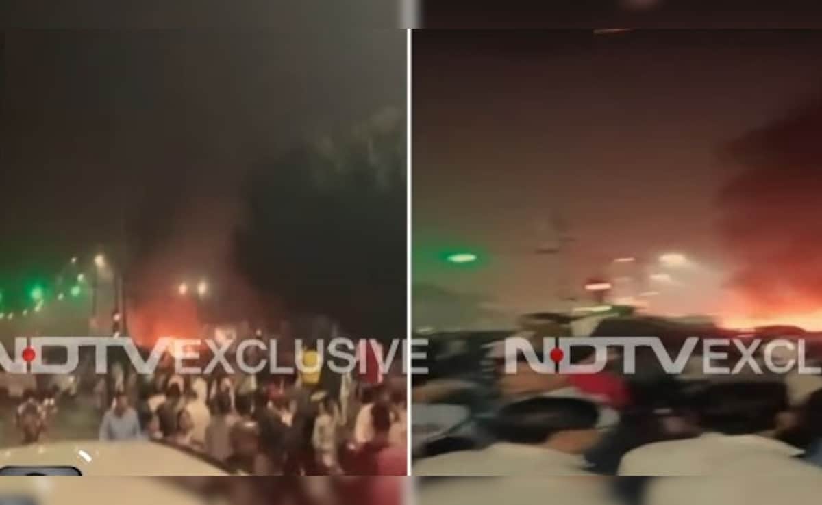 लालकिले के पास धमाके से दहल गई दिल्ली,  कारों के परखच्चे उड़े, कई लोग घायल