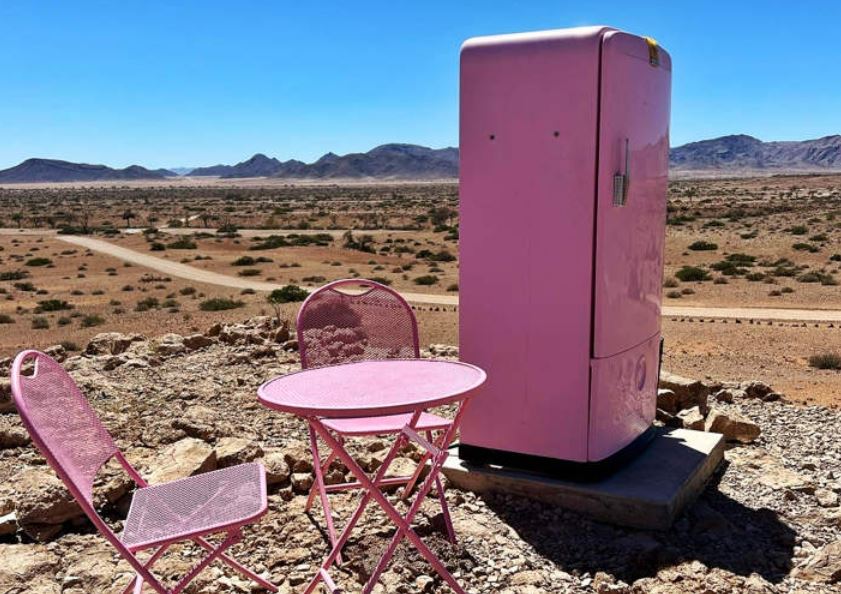 धरती के सबसे सूखे रेगिस्तान में दिखा फ्रिज! आखिर किसने रखा और क्यों? रहस्य जानकर आप हैरान रह जाएंगे