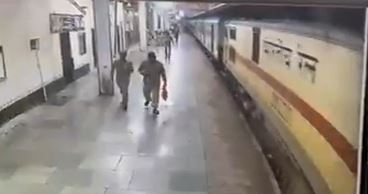 चलती ट्रेन से गिरते-गिरते बचा यात्री, RPF जवानों ने दिखाई फुर्ती, सेकेंडों में टला बड़ा हादसा
