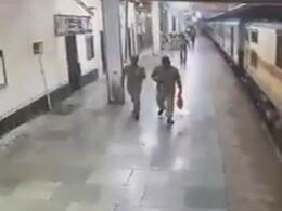 चलती ट्रेन से गिरते-गिरते बचा यात्री, RPF जवानों ने दिखाई फुर्ती, सेकेंडों में टला बड़ा हादसा