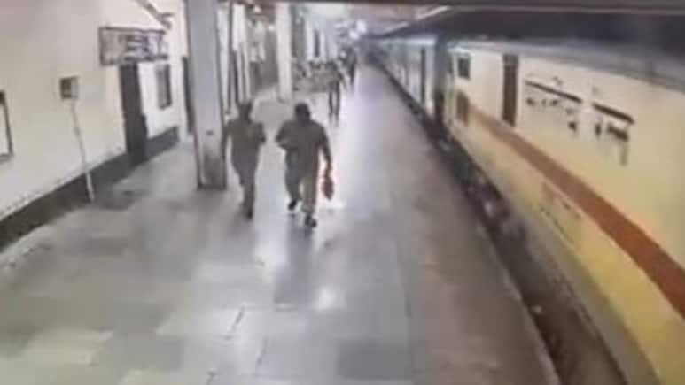 चलती ट्रेन से गिरते-गिरते बचा यात्री, RPF जवानों ने दिखाई फुर्ती, सेकेंडों में टला बड़ा हादसा