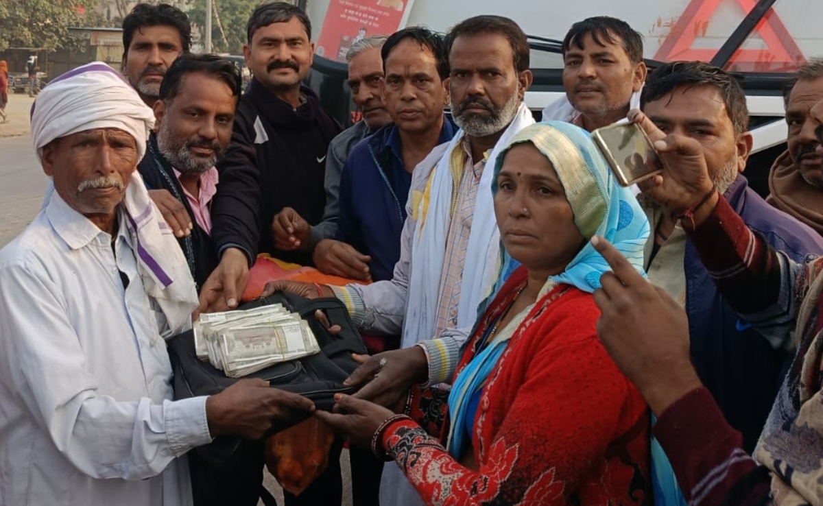 बस के ड्राइवर और कंडक्टर को मिला रुपयों से भरा बैग, दोनों ने किया ऐसा काम की हो रही है जमकर तारीफ