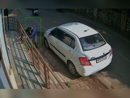 अखबार चोरी की अनोखी वारदात: वकील के घर के बाहर कार सवार उठा ले गया अखबार, घटना CCTV में कैद