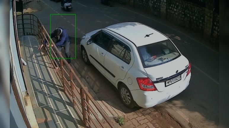 अखबार चोरी की अनोखी वारदात: वकील के घर के बाहर कार सवार उठा ले गया अखबार, घटना CCTV में कैद