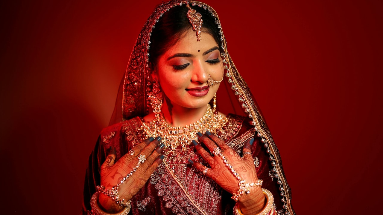 Wedding Blouse Designs for Bride: दुल्हन के लिए ये हैं स्टाइलिश और ट्रेंडी ब्लाउज, 1000 रुपये से भी कम है दाम