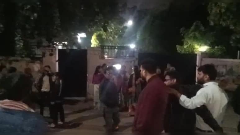 पीजी में लाठी-डंडे और पथराव, लोग रात में एसपी और कलेक्‍टर न‍िवास पहुंचे