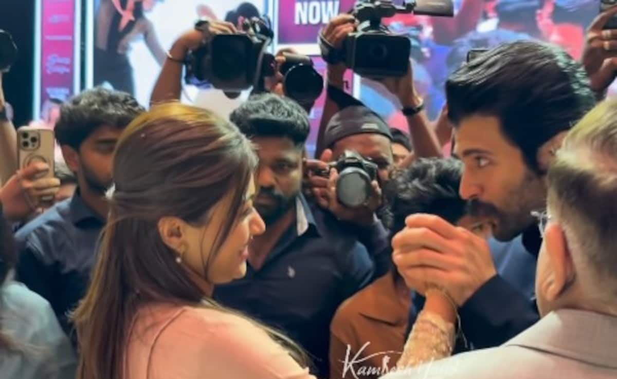 सगाई की खबरों के बीच विजय देवरकोंडा ने मंगेत्तर रश्मिका मंदाना के हाथ पर किया KISS, वीडियो हो रहा वायरल