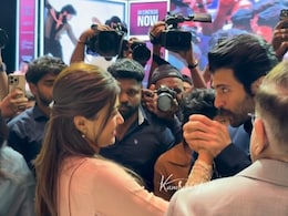 सगाई की खबरों के बीच विजय देवरकोंडा ने मंगेत्तर रश्मिका मंदाना के हाथ पर किया KISS, वीडियो हो रहा वायरल