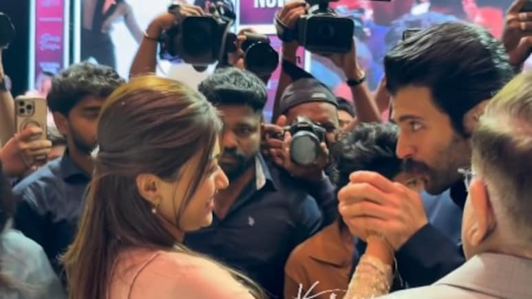 सगाई की खबरों के बीच विजय देवरकोंडा ने मंगेत्तर रश्मिका मंदाना के हाथ पर किया KISS, वीडियो हो रहा वायरल