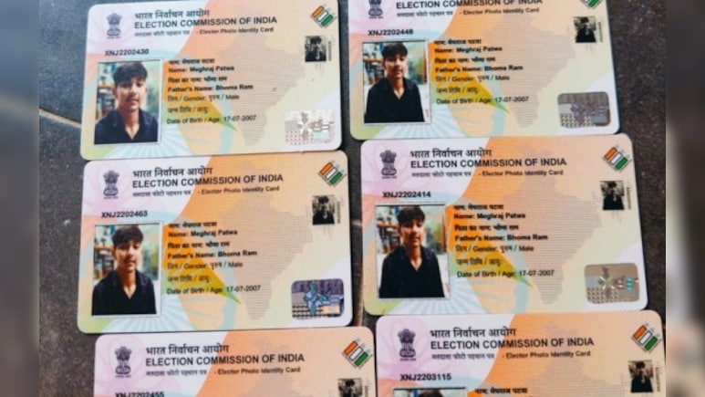 सीकर में एक युवक के पास  7 वोटर आईडी कार्ड, कांग्रेस ने भाजपा को घेरा; चुनाव अधिकारी ने दिया ये जवाब 