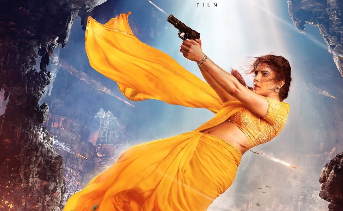 Priyanka Chopra as Mandakini: राजामौली-महेश बाबू की Globe Trotter से प्रियंका चोपड़ा  का धांसू लुक, पीली साड़ी, हाथ में गन के साथ बनीं मंदाकिनी