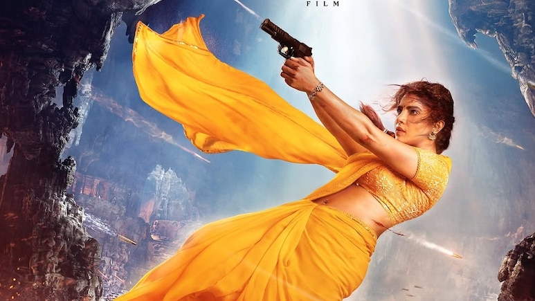 Priyanka Chopra as Mandakini: राजामौली-महेश बाबू की Globe Trotter से प्रियंका चोपड़ा  का धांसू लुक, पीली साड़ी, हाथ में गन के साथ बनीं मंदाकिनी