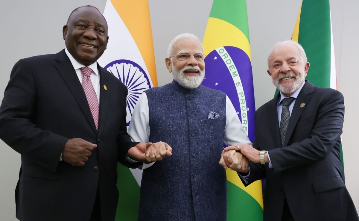 जी20 समिट में पीएम मोदी और दक्षिण अफ्रीकी राष्ट्रपति सिरिल रामफोसा (बाएं) व ब्राजीली राष्ट्रपति लूला दा सिल्वा (दाएं) के बीच अनोखी घनिष्ठता नजर आई.