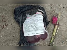 खून की बर्बादी! कचरे के ढ़ेर में मिला कई यूनिट ब्लड! नोंचते दिखे स्ट्रीट डॉग्स, व्यवस्था पर उठे सवाल