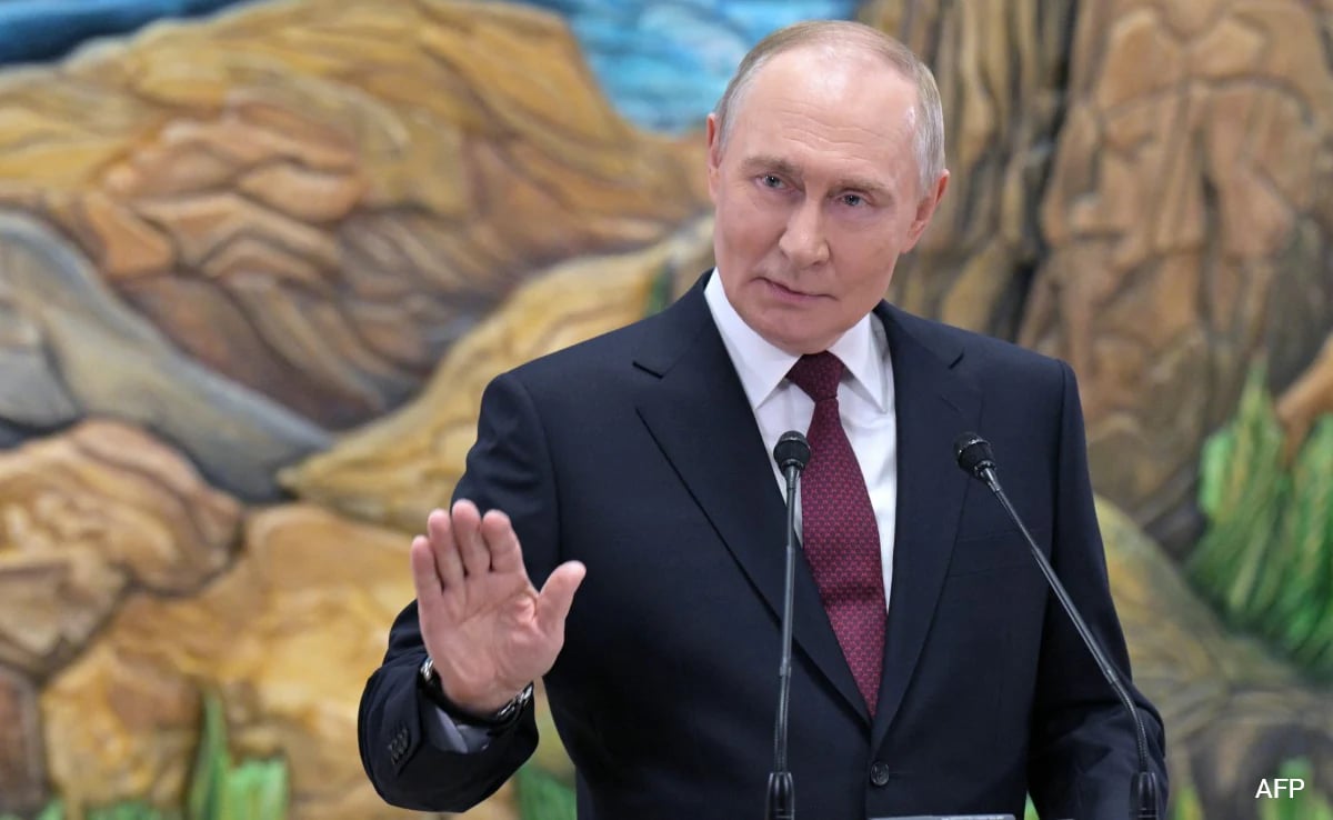 Poop Suitcase, Body Doubles, Private Food Lab: Inside Putin's Security Web