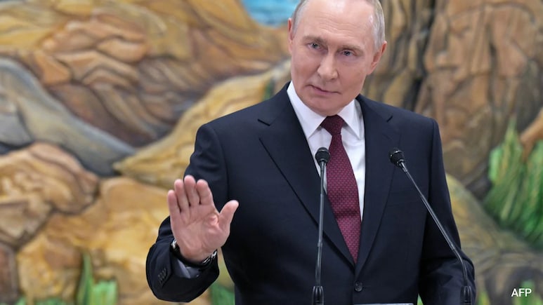 Poop Suitcase, Body Doubles, Private Food Lab: Inside Putin's Security Web