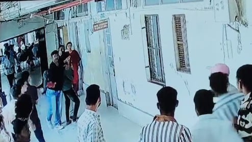 Sangli News : मिरज रुग्णालयात 'वॉर'! कलगुटगी खून प्रकरणातील आरोपींना संपवण्याचा कट उघड, CCTV मध्ये थरार कैद