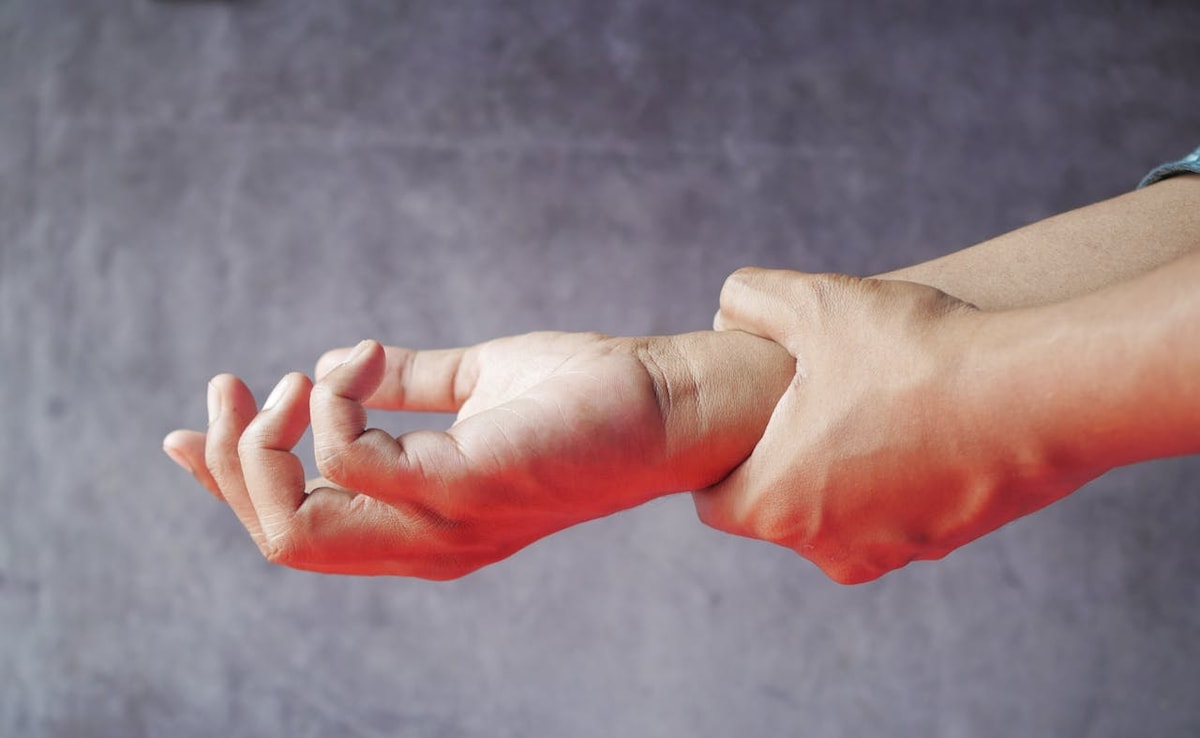 Winter Aches: 5 Common Mistakes That Worsen Joint Pain And Arthritis