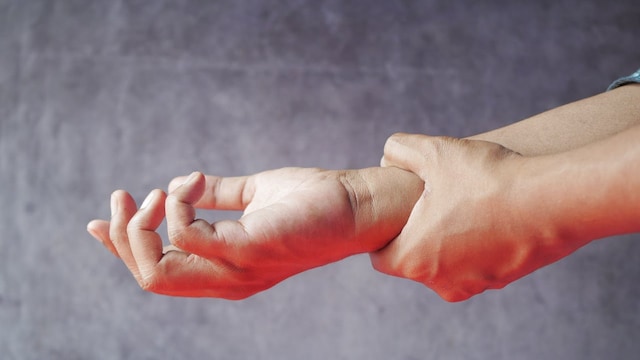 Common mistakes that worsen winter joint pain.