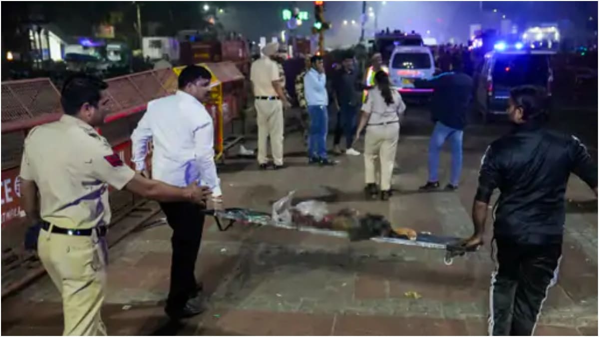 मृतक के शव को ले जाते पुलिसकर्मी और अन्य. 