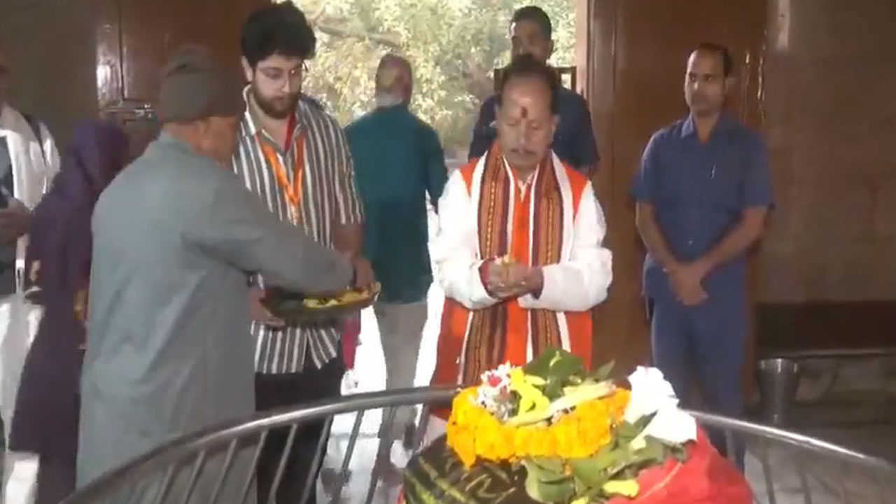 Bihar's Deputy CM Vijay Sinha Performs Puja Ahead of Bihar Election Results