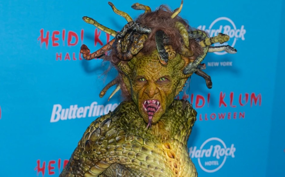 सिर पर रेंगते सांप और लपलपाती जीभ, हैलोवीन पर कुछ ऐसा था इस फेमस मॉडल का लुक, भारत की नागिन भी फेल