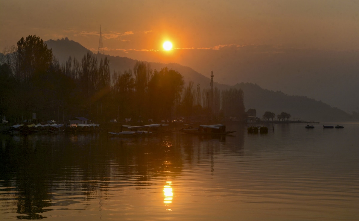 Parts of Dal Lake Freeze as Kashmir Faces Sub-Zero Temperatures During Chilla-i-Kalan