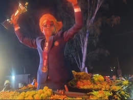 फूलों की वर्षा, ढोल-नगाड़ों की गूंज... आतिशबाजी के साथ क्रांति गौड़ का घुवारा में हुआ भव्य स्वागत