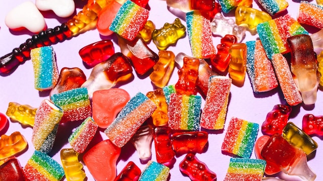 Presence of industrial dye in sweets and snacks.