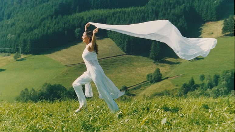 वही चेहरा, वही आंखें, और वही स्माइल, 90s में छोटी माधुरी दीक्षित कही जाती थी यह एक्ट्रेस, अनिल- शाहरुख के साथ किया काम