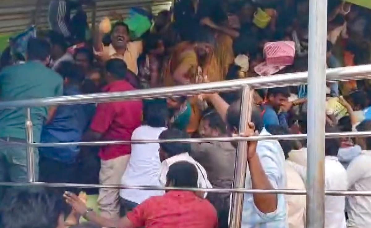 LIVE: आने-जाने का एक ही रास्‍ता, रेलिंग टूटी और... आंध्र प्रदेश के मंदिर में भगदड़, 10 लोगों की मौत