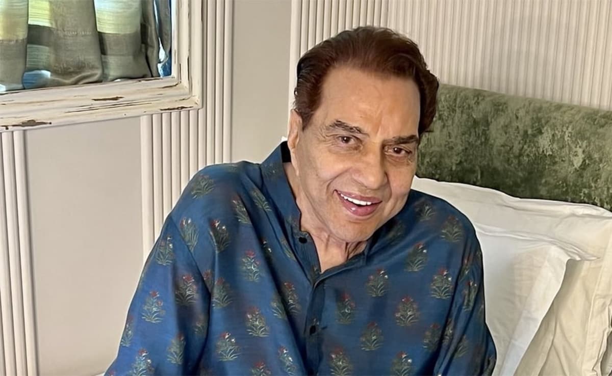 Dharmendra Prayer Meet Live Updates: Family And Friends Arrive At Taj Lands End Mumbai