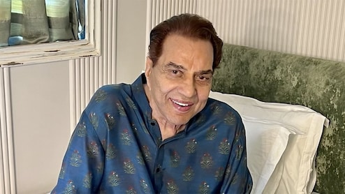 धर्मेंद्र की प्रेयर मीट में पहुंचे ये सितारे, 10 बड़े एलसीडी स्क्रीन पर दिखी धरम पाजी की यादें