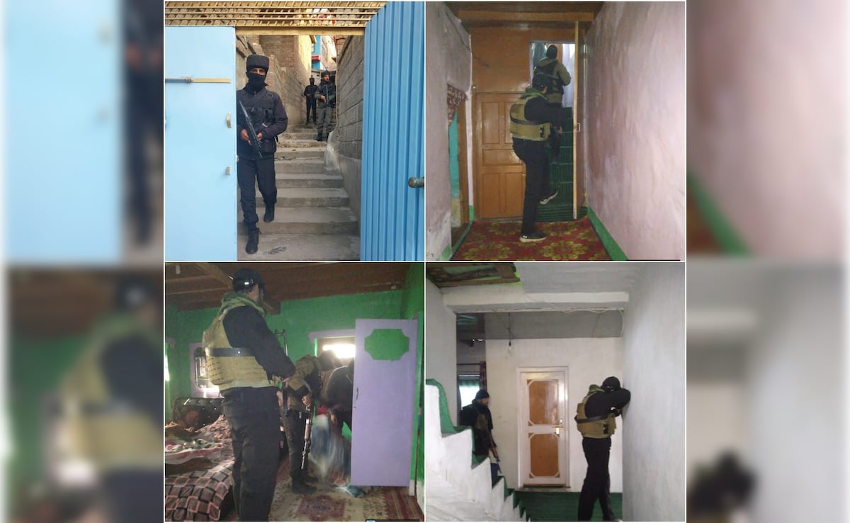 कश्मीर में कुलगाम पुलिस ने प्रतिबंधित संगठन जमात-ए-इस्लामी के सदस्यों के घरों पर छापेमारी की