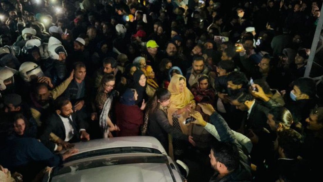 पाकिस्‍तान में पूर्व पीएम इमरान खान के लिए प्रदर्शन तेज, अदियाला जेल के बाहर धरने पर बैंठी बहनें 