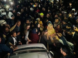 पाकिस्‍तान में पूर्व पीएम इमरान खान के लिए प्रदर्शन तेज, अदियाला जेल के बाहर धरने पर बैंठी बहनें 