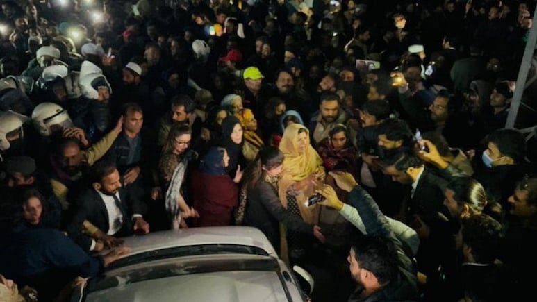 पाकिस्‍तान में पूर्व पीएम इमरान खान के लिए प्रदर्शन तेज, अदियाला जेल के बाहर धरने पर बैंठी बहनें 