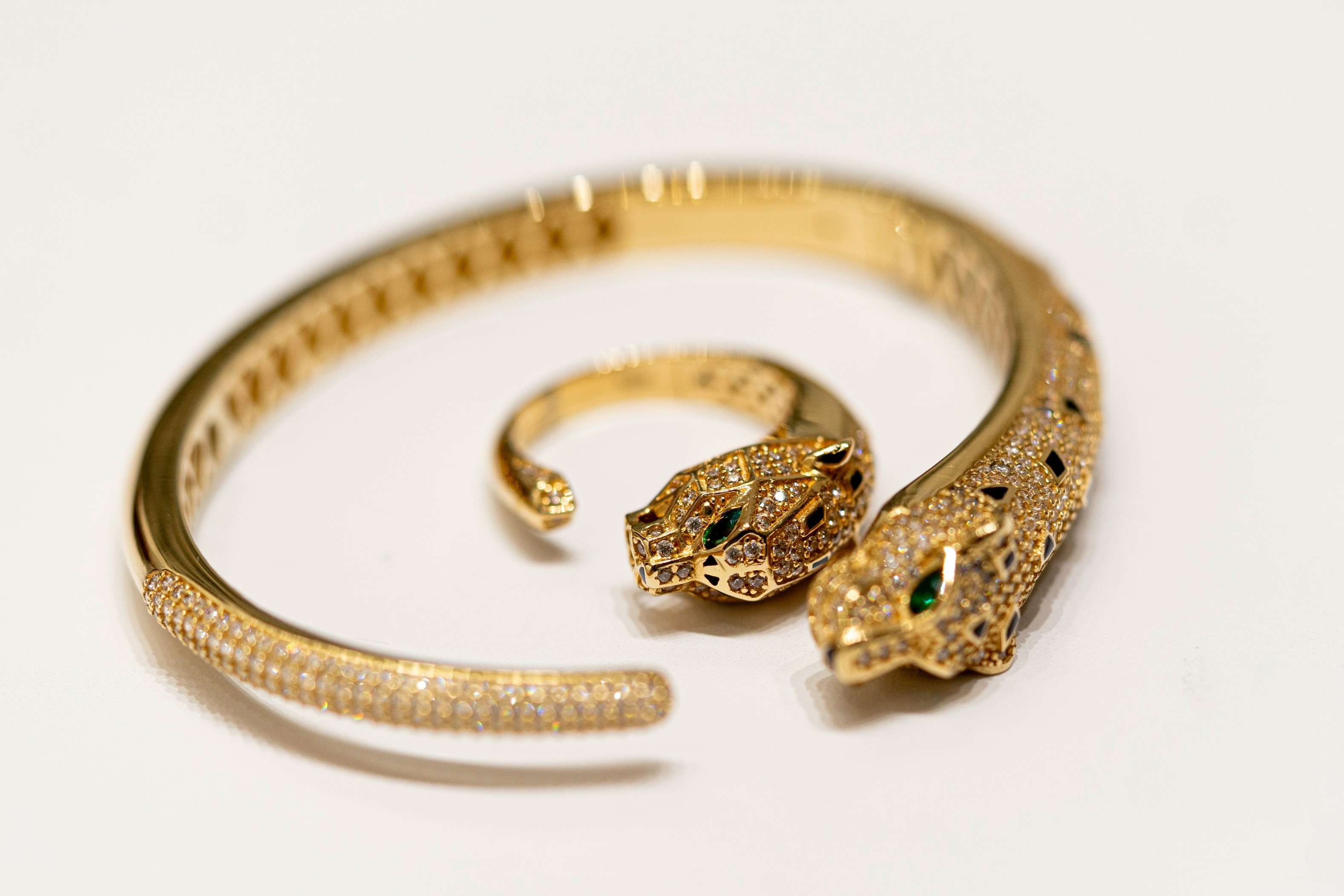 Gold, Silver Futures Lose Momentum On Weak Global Cues, Fading Rate Cut Hopes