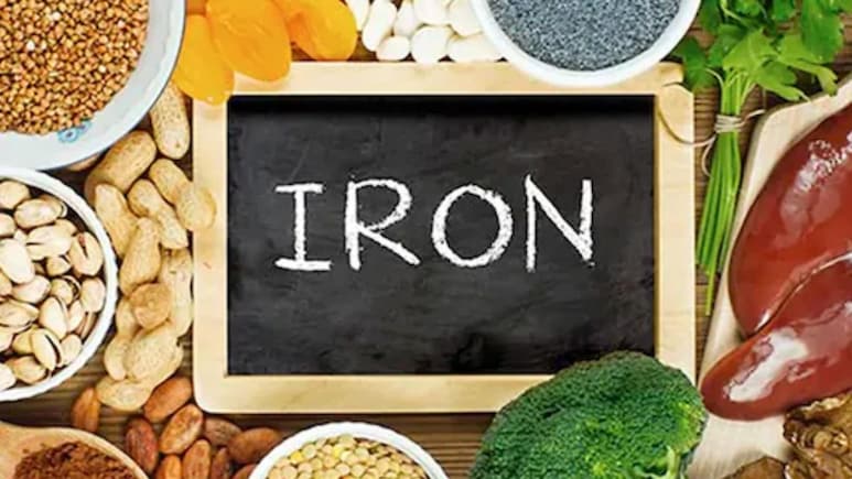 पुरुष और महिलाओं को एक दिन में कितने Mg आयरन की जरूरत होती है? किन चीजों का सेवन करें, क्या काम करता है आयरन?