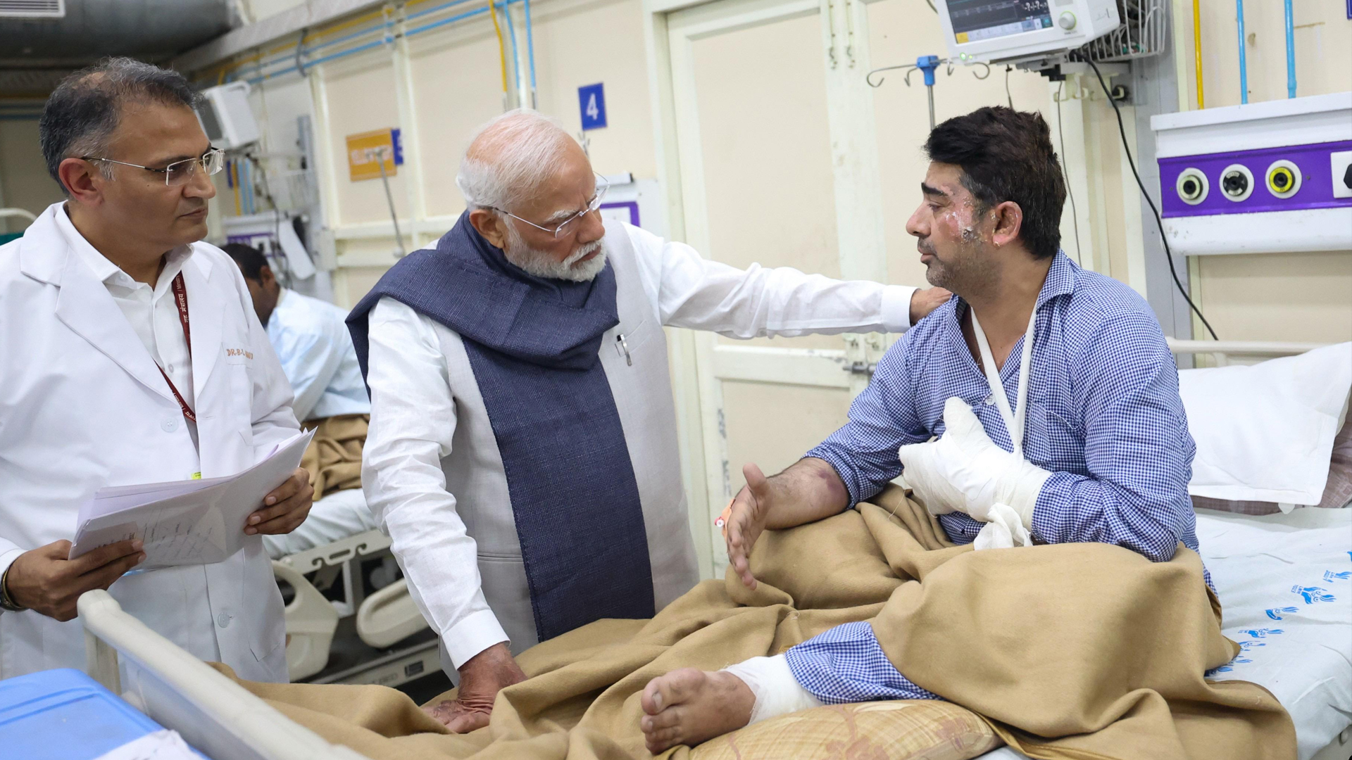 PM Modi Meets Delhi Blast Victims At Hospital After Returning From Bhutan