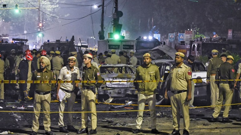 Delhi Blast: फरीदाबाद से गिरफ्तार डॉक्टरों को लेकर बड़ा खुलासा, दो हैंडलर्स से हो रही थी बात