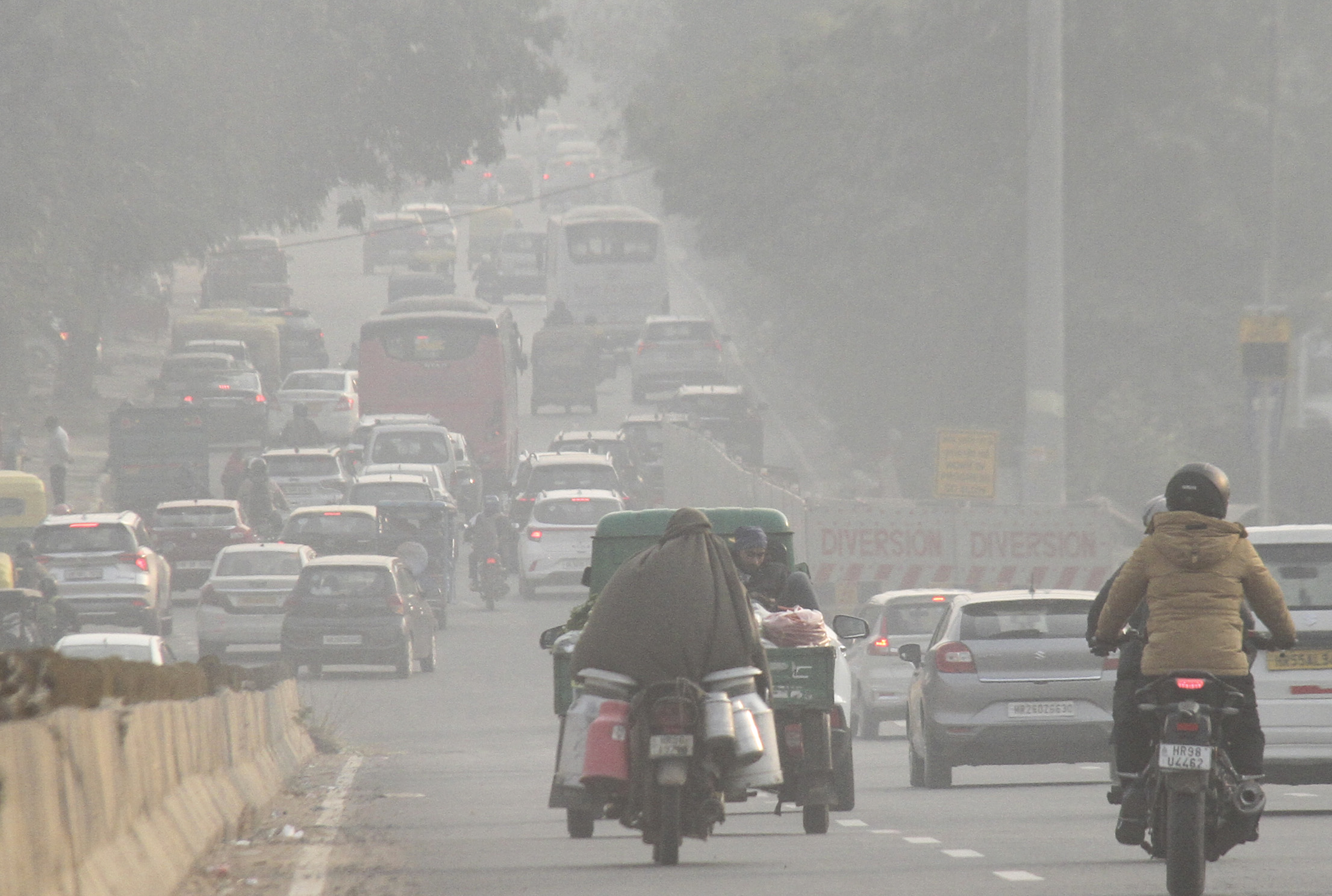 दिल्ली में अब कोहरे का कहर! सर्दी-प्रदूषण के बीच 1 हफ्ते का अलर्ट, इन राज्यों में झमाझम बारिश के आसार